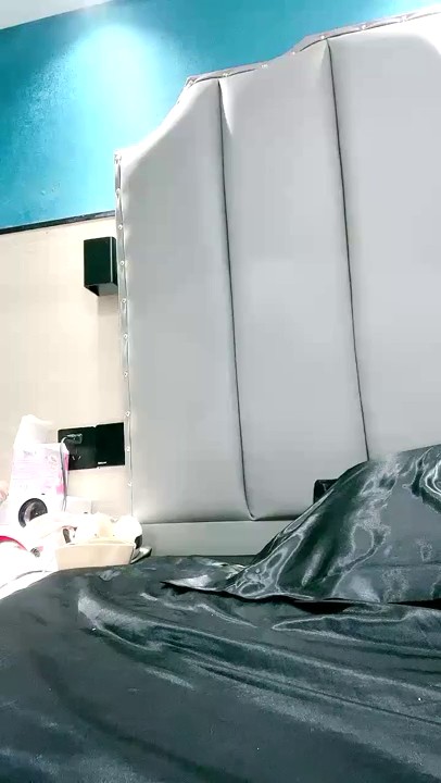 奶大好烦 ：巨乳小骚货，狼友狠狠耍礼物，就狠狠插骚逼 (1)