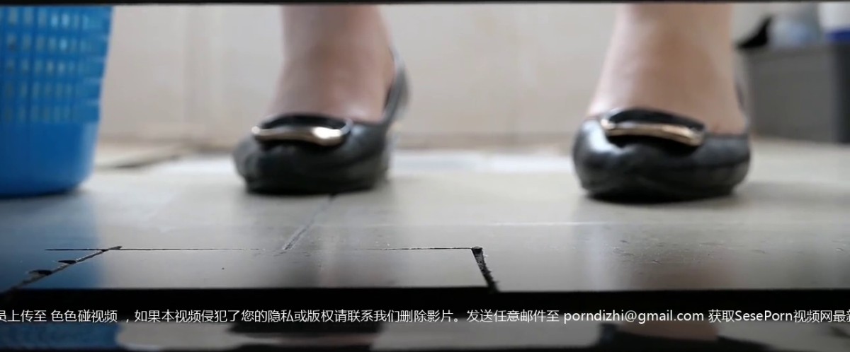 办公楼女厕两次蹲守皮肤嫩白女会计 窄小的洞口被浓密阴毛遮住了