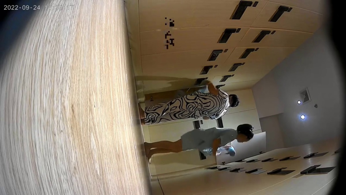 女偷拍客潜入国内温泉会所 女更衣室  偷拍有点遗憾疫情缘故没啥漂亮美女去泡温泉