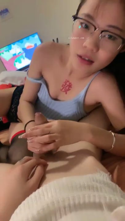 推荐！女神首次啪啪大秀~【兔兔兔豆】快被操死了！爽上天~！~~~ --极品反差婊，眼镜妹被操鬼哭狼嚎3