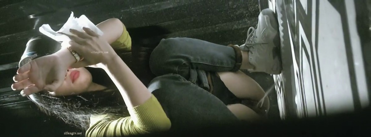 【精品厕拍】魔手外购CP女神 有身份的美女系列 多个高颜值靓妹 超骚豹纹丁字裤-10