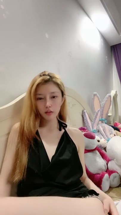 刚下海极品金发美女！美腿黑丝高跟鞋！按摩器震动无毛肥穴，振动棒双管齐下，大白美臀极度诱惑