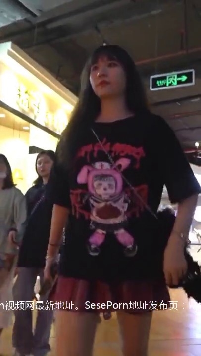 商业街跟随抄底JK漂亮美眉 两次抄到同一位小姐姐 貌似很喜欢JK和黑骚丁 大屁屁一扭一扭超性感