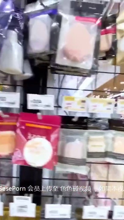 商场抄底漂亮售貨員小姐姐 这个视角太诱惑太顶了 穿着骚丁的屁屁一扭一扭 1080P超清