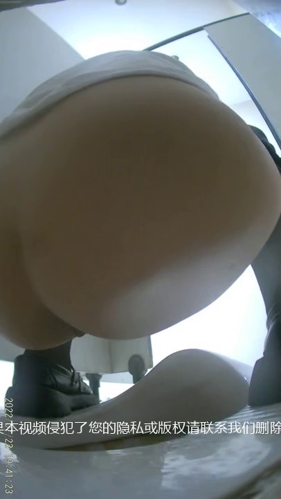 最新流出针织厂全景后拍有点便秘的短裙美女1