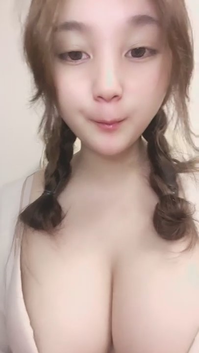 两根小辫子大奶萌妹！年龄不大尺度很大！振动棒双洞齐开，特写视角猛怼，三根手指插入狂扣