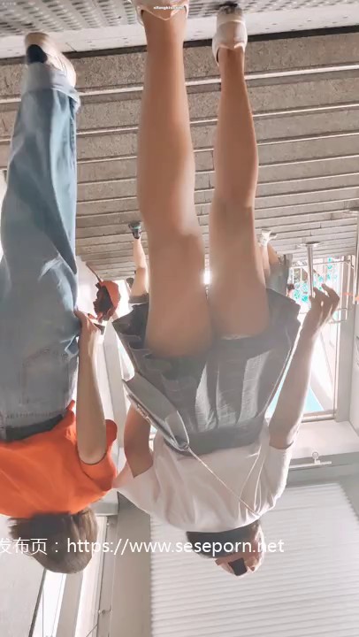 校园学生妹CD 偷拍大神学校专挑短裙学生妹 疑似内裤上有根逼毛 大胆刺激 高清-1215