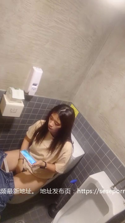 宅男酷爱微博红人完具小朋友之野外露出诱惑 图20P+视频1V 身材一流奶子圆润无毛大逼