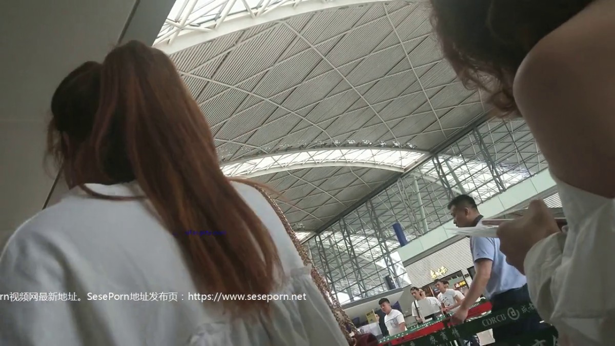 超高质量机场地铁抄底 高挑美女阴毛旺盛露出两根 三角内内夹在逼缝隙里 高清1080P版-2 (16)