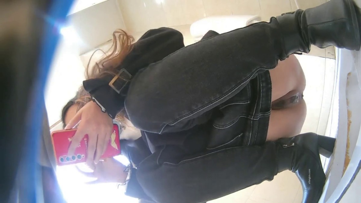 商场女厕全景偷拍 好身材的眼镜美女非常干净水润的鲍鱼