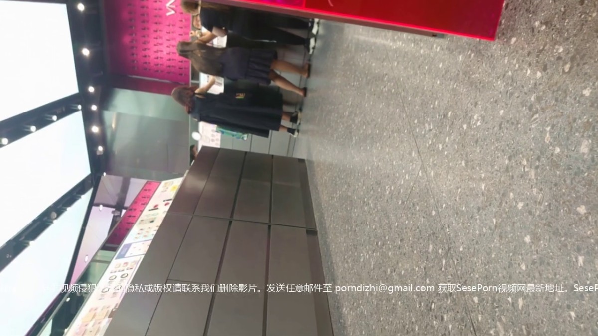 【精品CD】牛人大神地铁站尾随抄底 极品小妹三角区尽数暴露，那一大片短而浓密的毛毛2