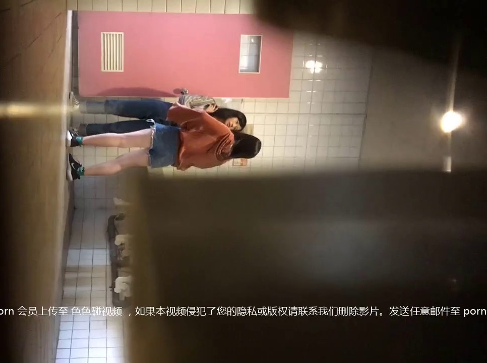 国内厕拍牛人潜入某学院女厕 偷拍下课后一群学生妹叽叽喳喳相约来尿尿