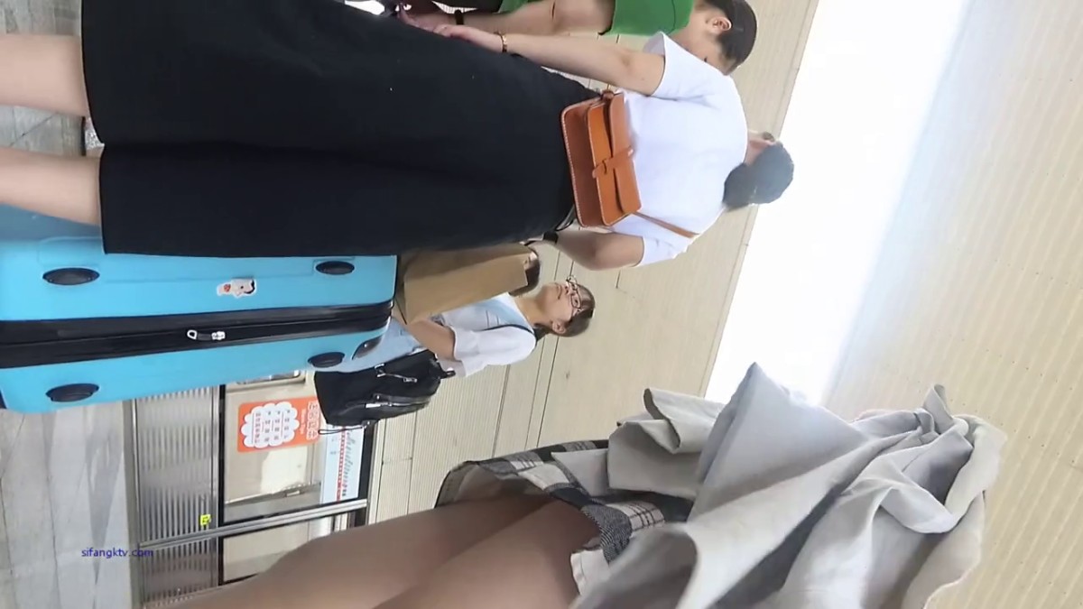 【最新 极品 抄底】超高质量机场地铁抄底 惊现无内小美女-3 (20)