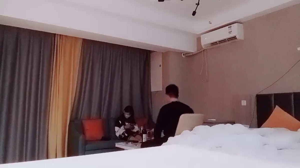 2022.10.3，【反差同学探花】，神似郑爽的学生妹，清纯漂亮，小伙提前准备大黑牛，粉红逼逼1