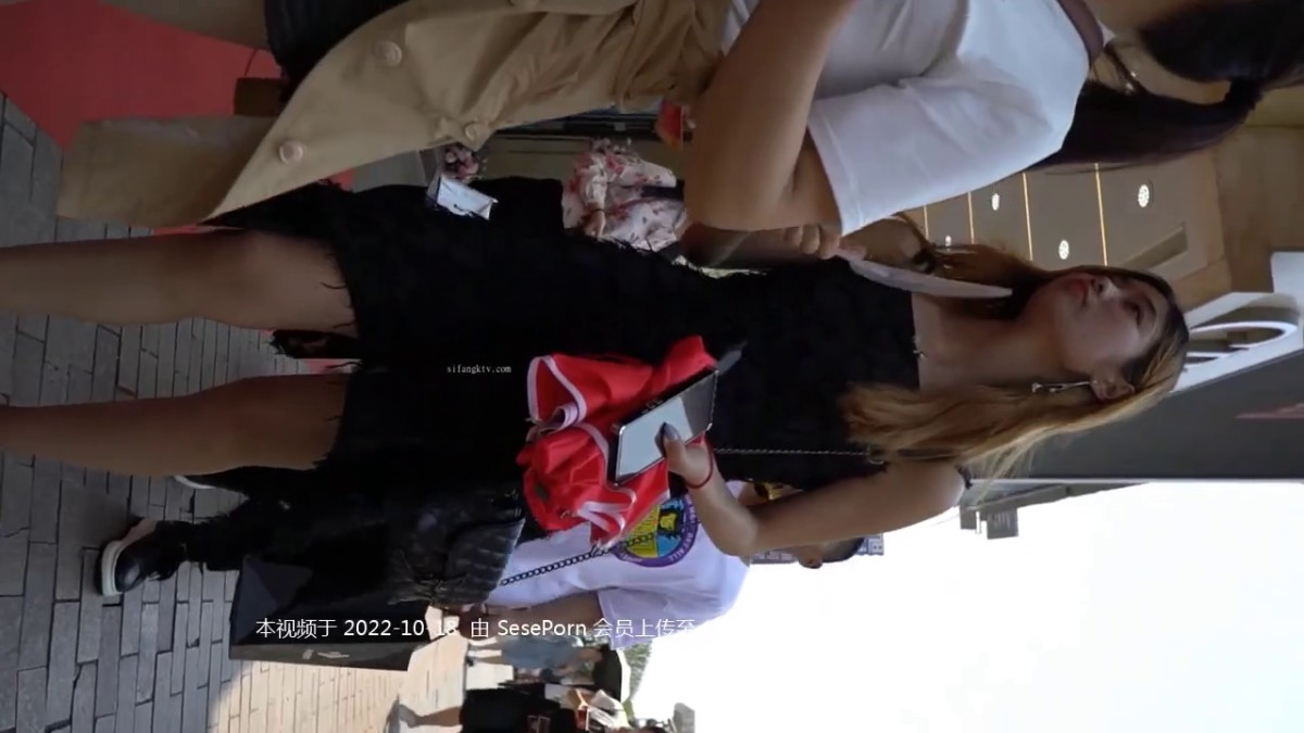 YC商场不停扇扇子黑裙黄发美妞 半透明蓝内靠穴出湿了一片