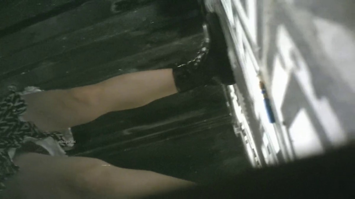 【精品厕拍】魔手外购CP女神 高颜值系列《喝多了的小妹）胆汁都快吐出来了-1