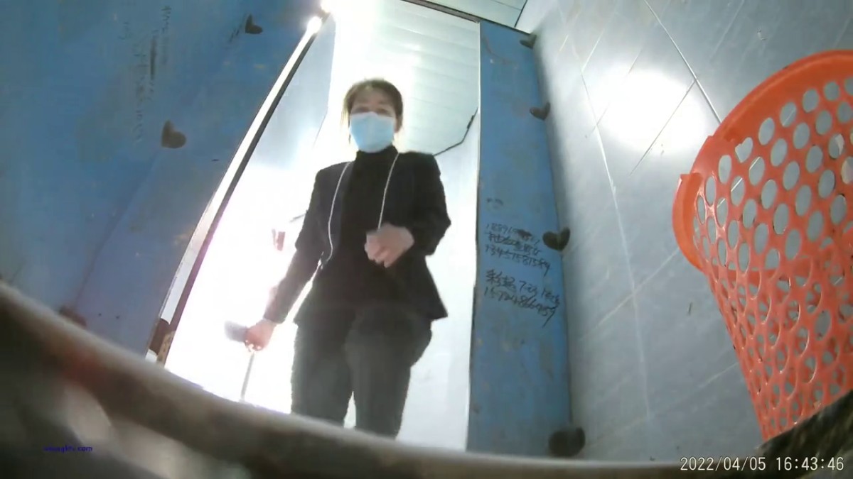 十月新流出纸箱厂女厕全景后拍 美女如云几个厂花人美逼嫩撅着屁股尿尿像喷泉