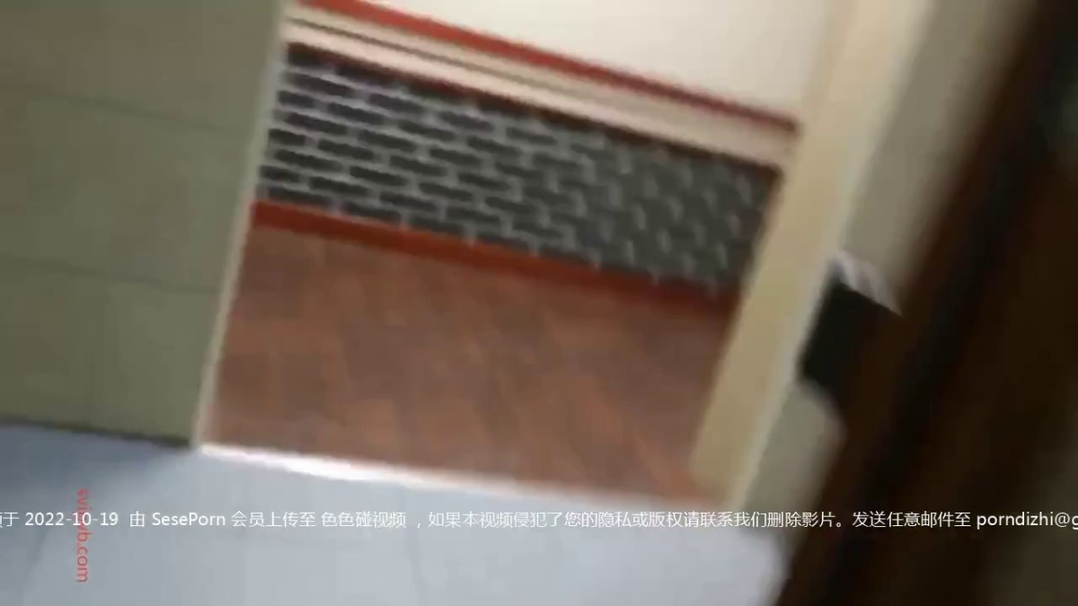 美容院尾随打扮时髦的三位女医师上厕所 唇肉粉嫩 鲜红欲滴的肉核 让人血管喷张