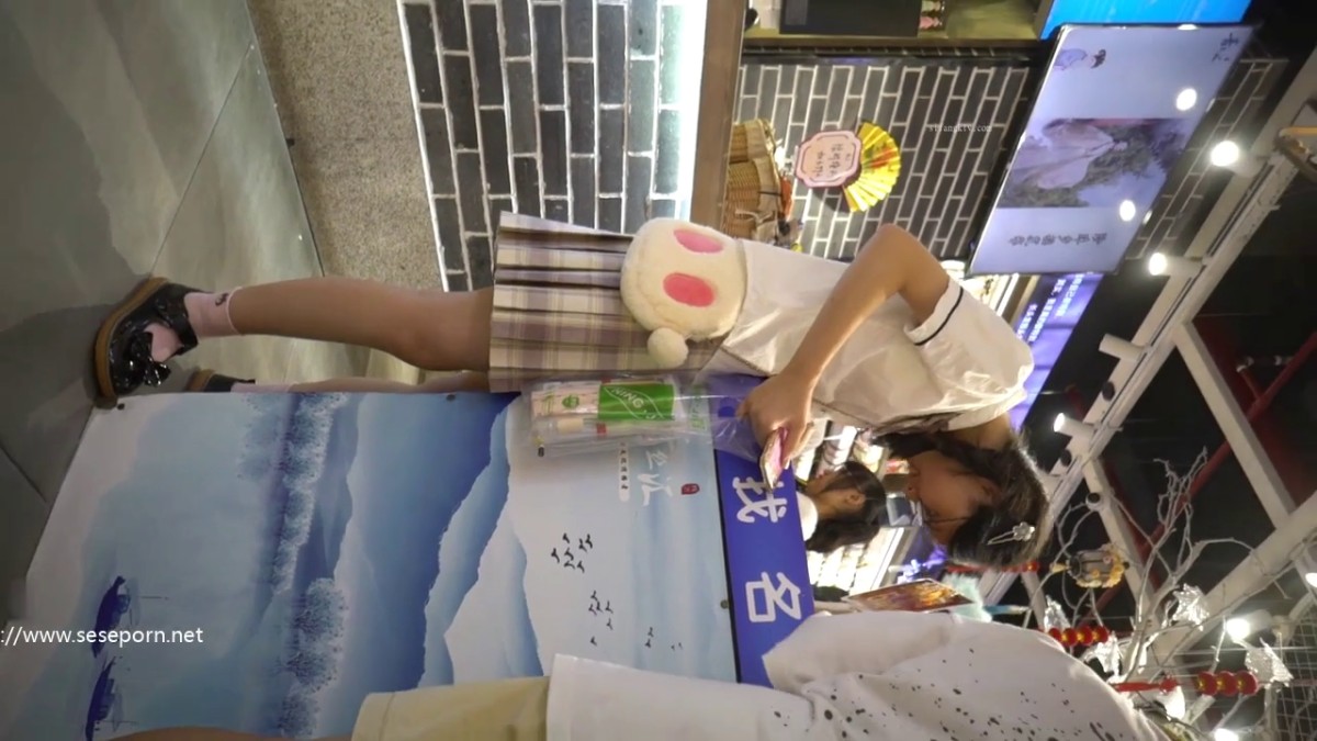 CD偷拍大师YC342 黑裙美女逛商场一路跟拍骚丁女选东西的时候还在镜头前弯腰屁股真骚