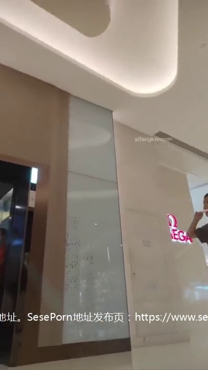 商城跟随抄底美女 齐逼包臀裙 居然还是真空无内 逼毛超长 旁边还带着这么大小男孩