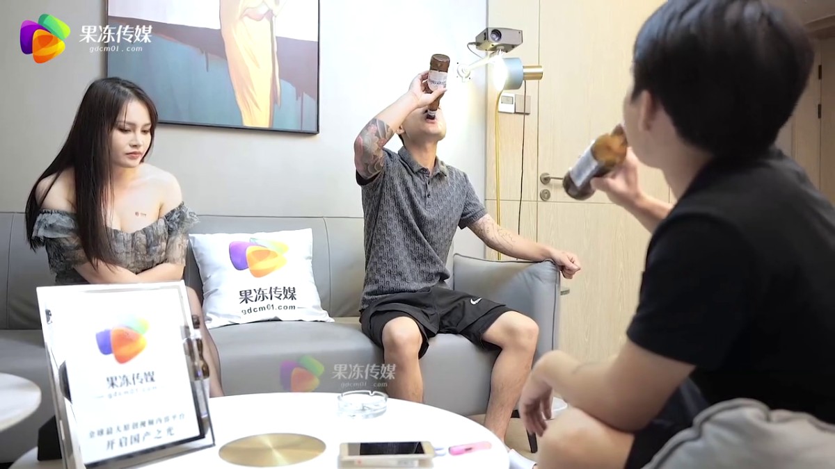 果冻传媒.GDCM-037.把妻子献给行长-张佳晨