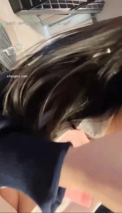 19岁广州人气小萝莉【京鱼儿】突现神秘男埋头舔B 抠逼调教！2