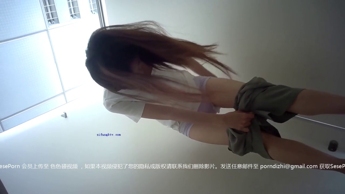 科技楼蹲守白衣长发美女来姨妈了 有点手忙脚乱