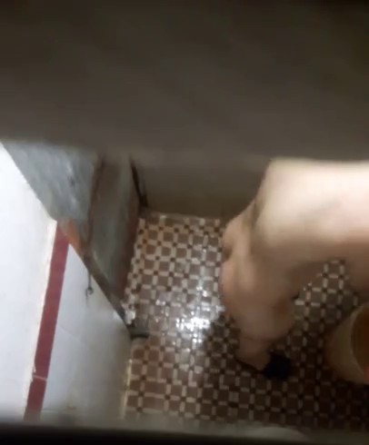 咸湿房东低价把房子租给打工妹每晚躲在改造过的浴室上方偷窥妹子洗澡大饱眼福