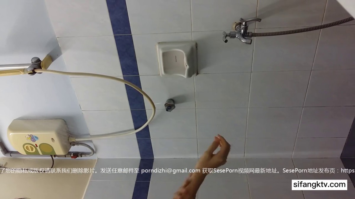 精品推荐 忽悠初出社会的平乳美女自拍洗澡 还剃了阴毛 重点抠逼认真清洗