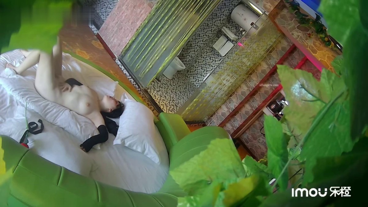 2022-10月新流出乐橙酒店精品绿叶房偷拍 眼镜胖哥生日白天约炮白嫩女友开房口爆