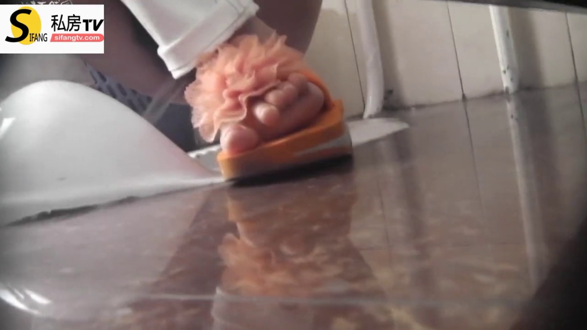 CP界天花板 女厕隔板缝洞中特写偸拍超多小姐姐美少妇方便亮点多尿尿一条水柱貌似是个处女-1 (2)