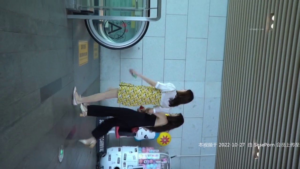 YC商场 花裙高跟绝美少妇漏毛的心型内裤一侧被淫液浸湿了