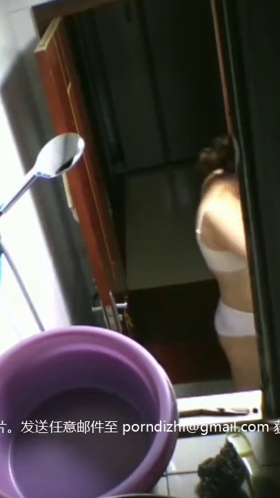 偷窥隔壁漂亮少妇 洗完香香 出来穿衣服 漂亮大姐边洗边看手机电视剧 身材不错