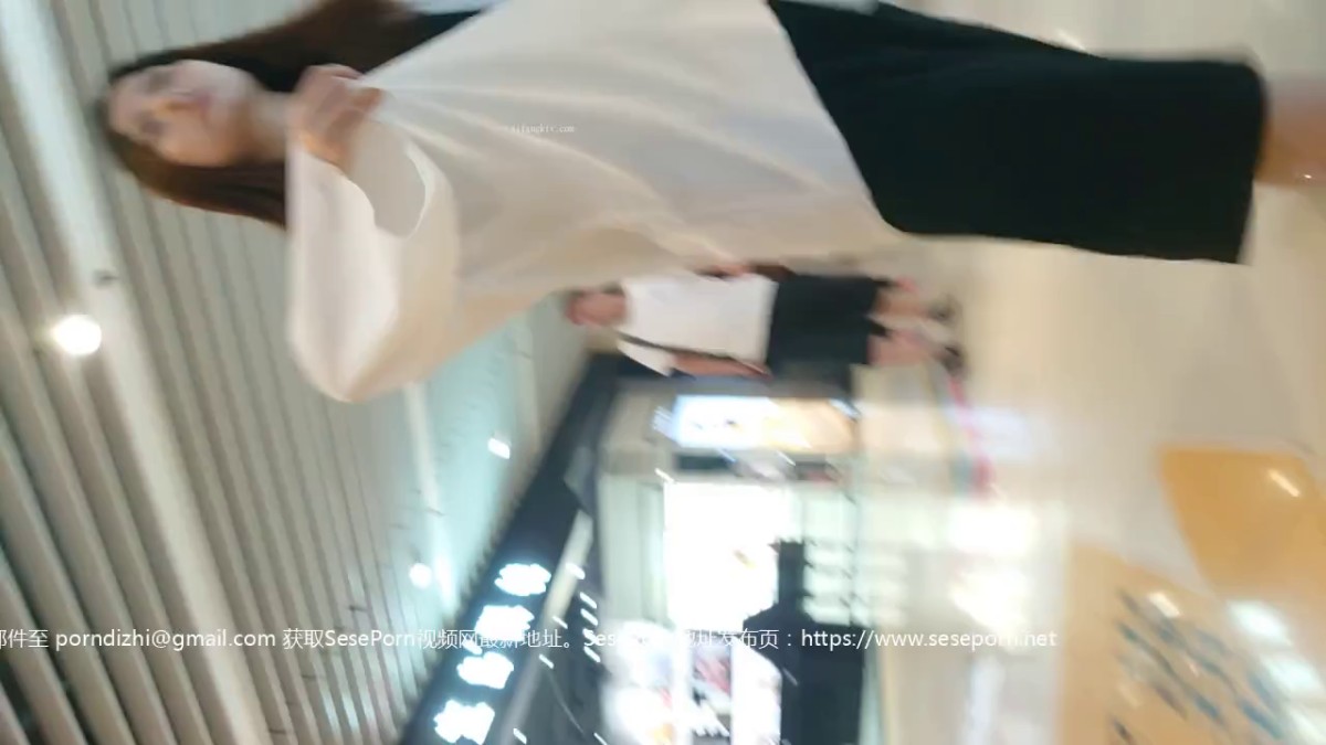 地铁、商场尾随贴身抄底多位气质小姐姐裙内~各种亮点不断~想不到满大街内骚婊-几乎赤裸丁字裤小靓妹