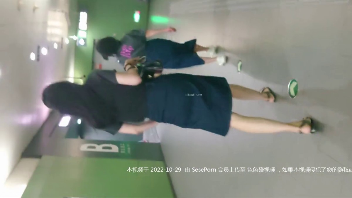 地铁、商场尾随贴身抄底多位气质小姐姐裙内~各种亮点不断~想不到满大街内骚婊-极品长腿美眉薄丁内诱惑BB缝