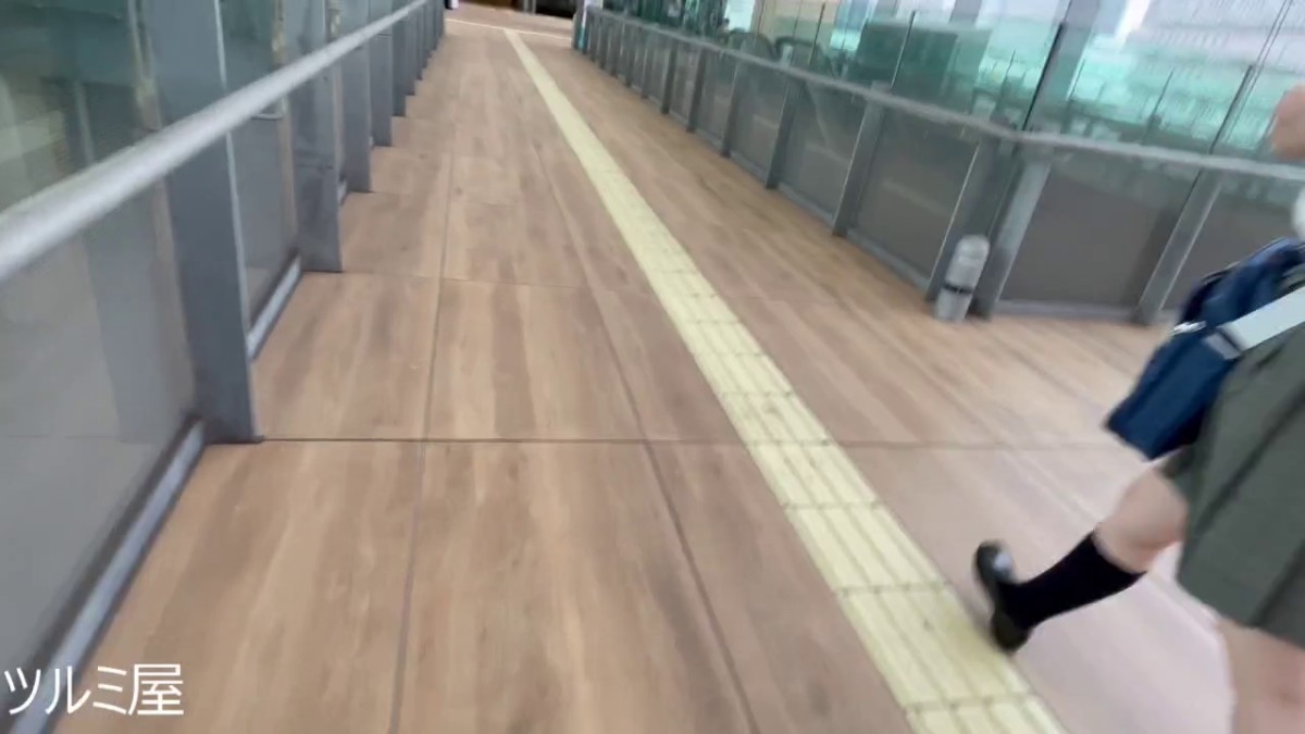 尾随清纯JK制服美少女 全程偷拍裙底小妹妹 小小年纪丰臀翘臀可爱小内内 高清