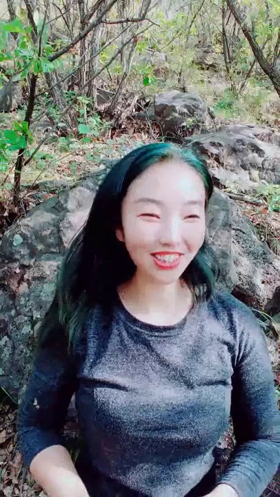 无套 野外疯狂激情~微风凛凛冷风吹~赚点钱也是不容易~被男主后入抓住奶子使劲干