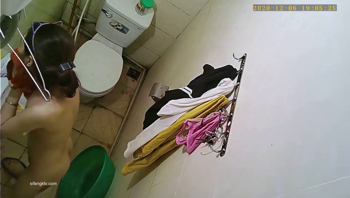 浴室洗澡偷拍 高质量全景浴室偷拍多位小姐姐脱衣洗澡6