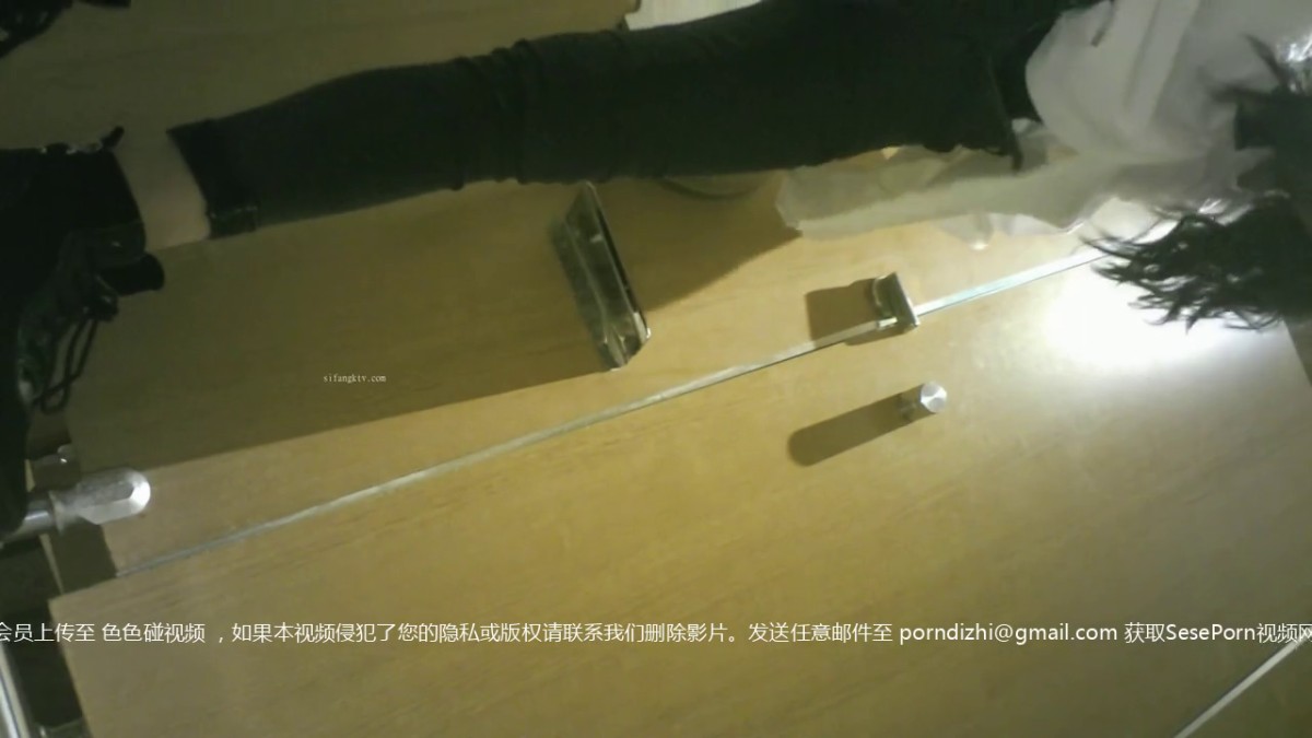 【精品厕拍】魔手外购CP女神 前后景系列 极品无毛B，丰满大馒头，床上极品-2