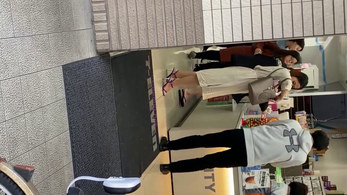 小吃店一路跟踪尾随全景偷拍极品高跟美少妇