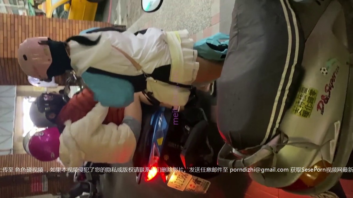 小吃店全景偷拍 老公来接她的美少妇