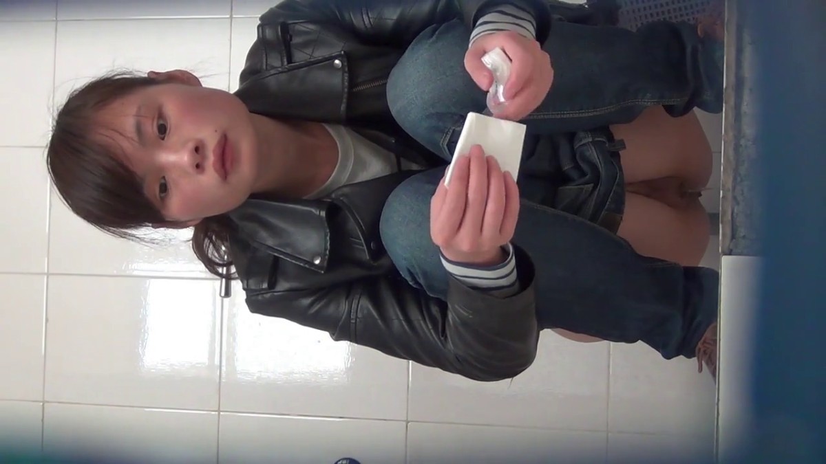 街边无门公共女蹲厕正面镜头偸拍多个年龄段的女人方便 小姐姐、良家少妇、熟女有极品BB3