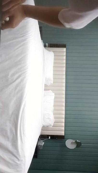 2022-10-27【无情的屌丶】紧接非常淫骚外围御姐！一来就开始，口活一流舔屌，重击猛操浪叫受不了了