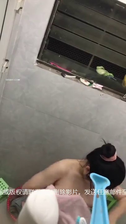 爬窗偷窥隔壁眼镜小美眉洗香香 内内掉地上了 让妈妈重新拿一条 自己摸摸小娇乳 好清纯漂亮