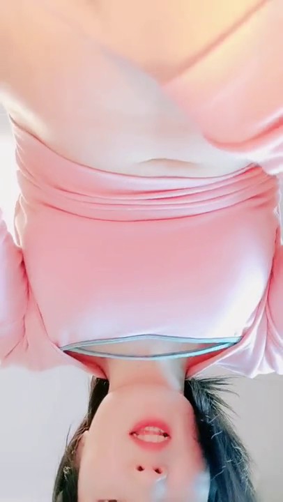 极度淫骚美女！香蕉插穴自慰！快速猛捅狂喷水，跪在地上假屌抽插，搞得满地是水太骚了