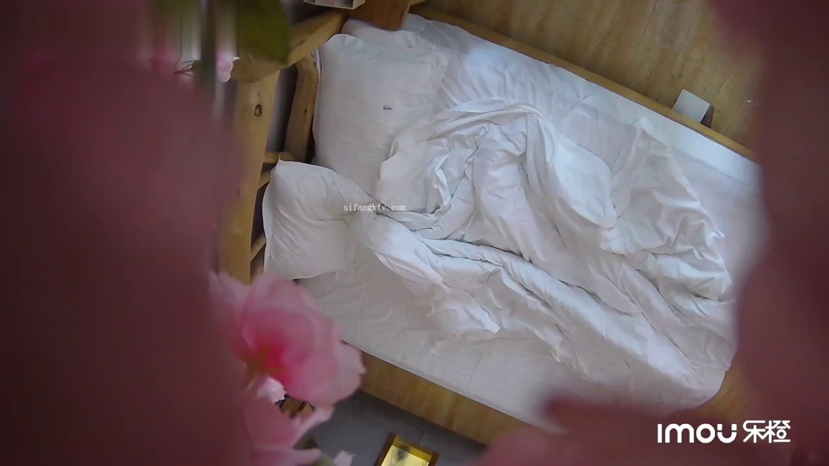 最新流出乐橙酒店红花房偷拍两对男女开房 大叔老牛吃嫩草JK制服艺校学妹后入式射她背上