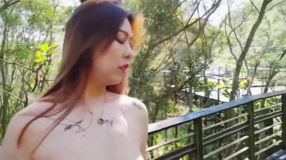 天气真好 秋高气爽 来到郊外绿水青山 风景如画 怎么不来点锦上添花 人与自然的最好结合 让逼逼呼吸一下清新空气