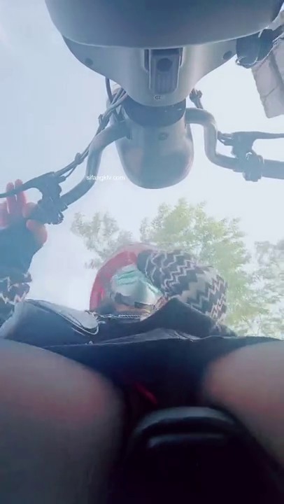 跳蛋电瓶车逛街~上帝视角！【狂野的小野猫】回家自慰~！~ (2)