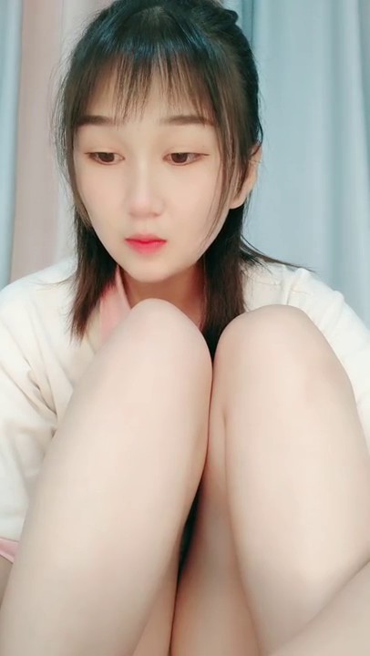 清纯甜美小姐姐！无毛白虎嫩穴！大尺度玻璃棒自慰，特写小穴插入猛捅，搞得小穴好湿水声哗哗