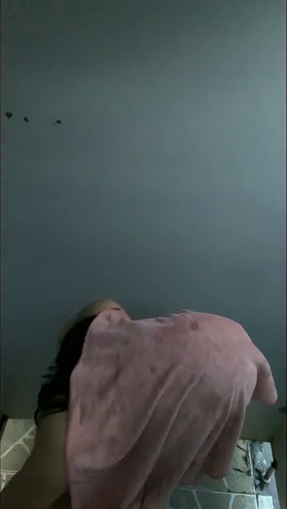 【精品TP】海边隔板浴室偷窥各种小姐姐  撒尿冲凉换衣服！被发现还继续拍5